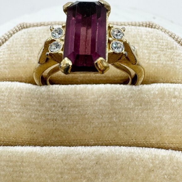 Avon Vtg Plaza IV Amethyst Glass Emerald Cut Cocktail Ring Gold Tone Size 5-6.5 - Picture 7 of 11